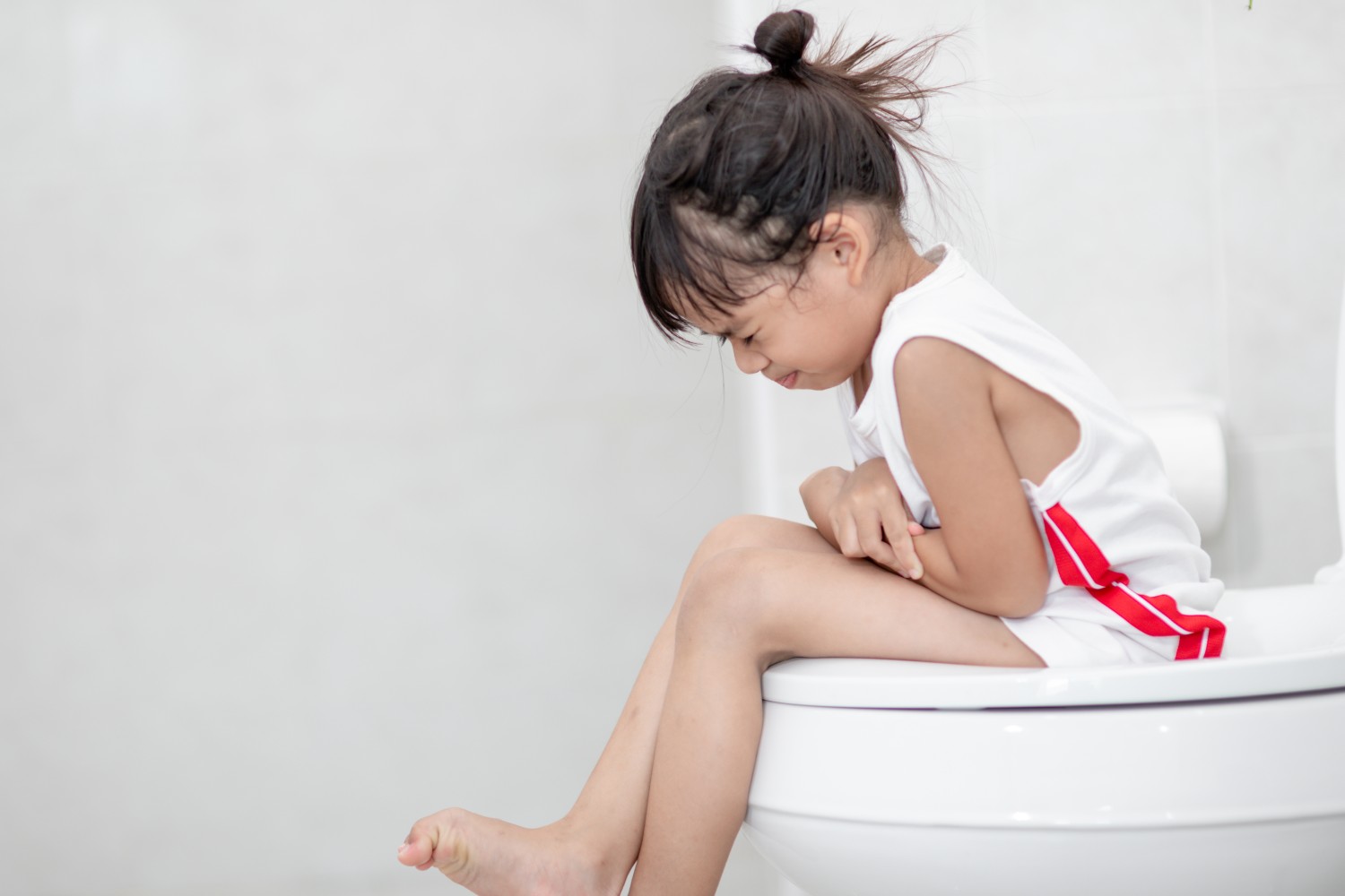 Dấu hiệu táo bón ở trẻ