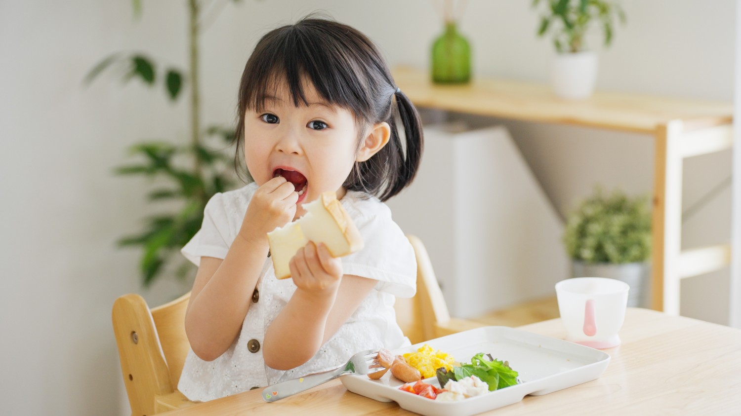 Trẻ táo bón nên ăn gì?