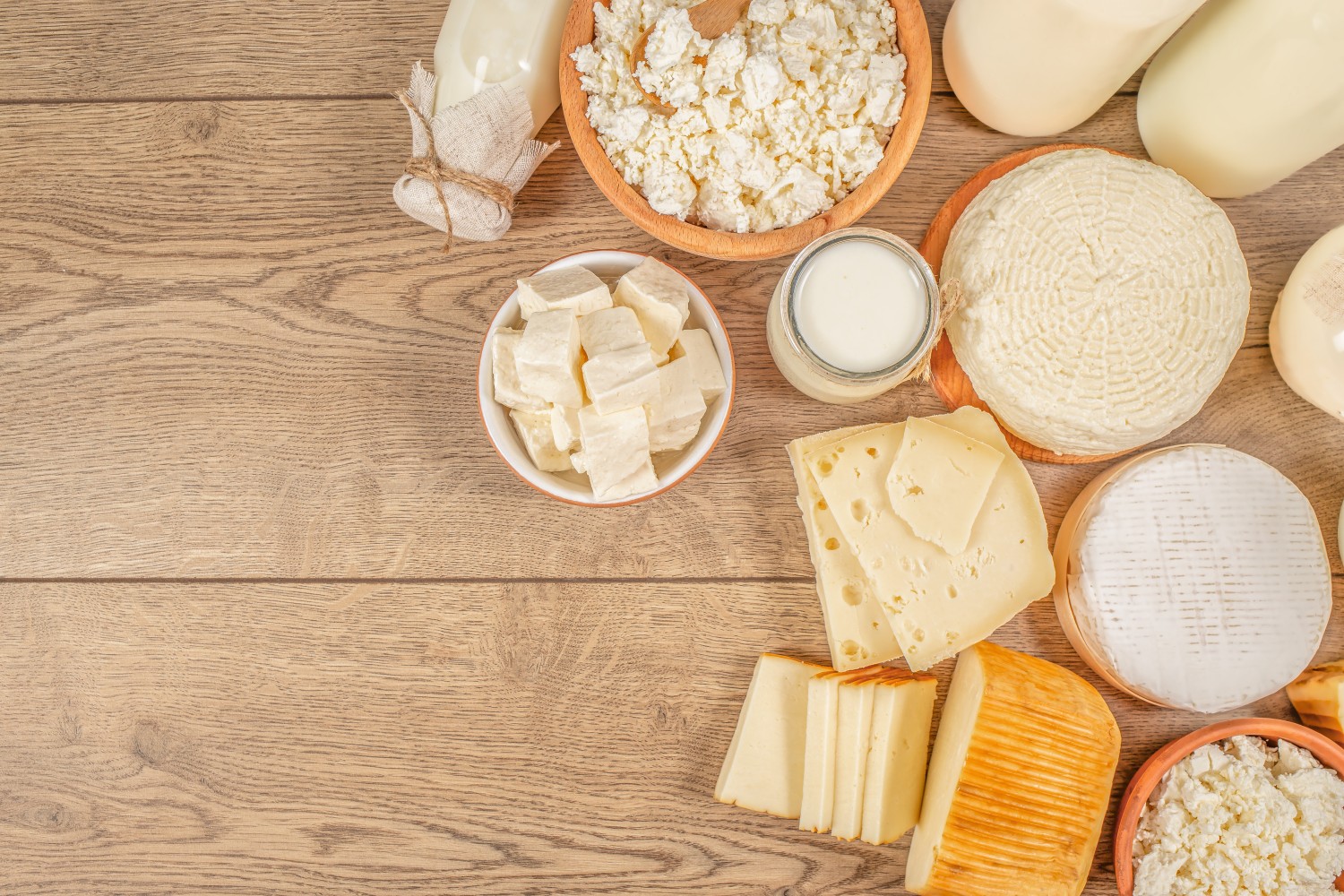 Lactose thường hiện hữu ở đâu?