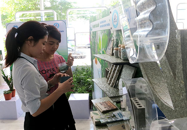 The environment festival: “Swap milk cartons for green trees”