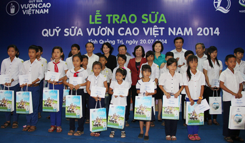 Quỹ sữa “Vươn cao Việt Nam” đến với trẻ em Quảng Trị