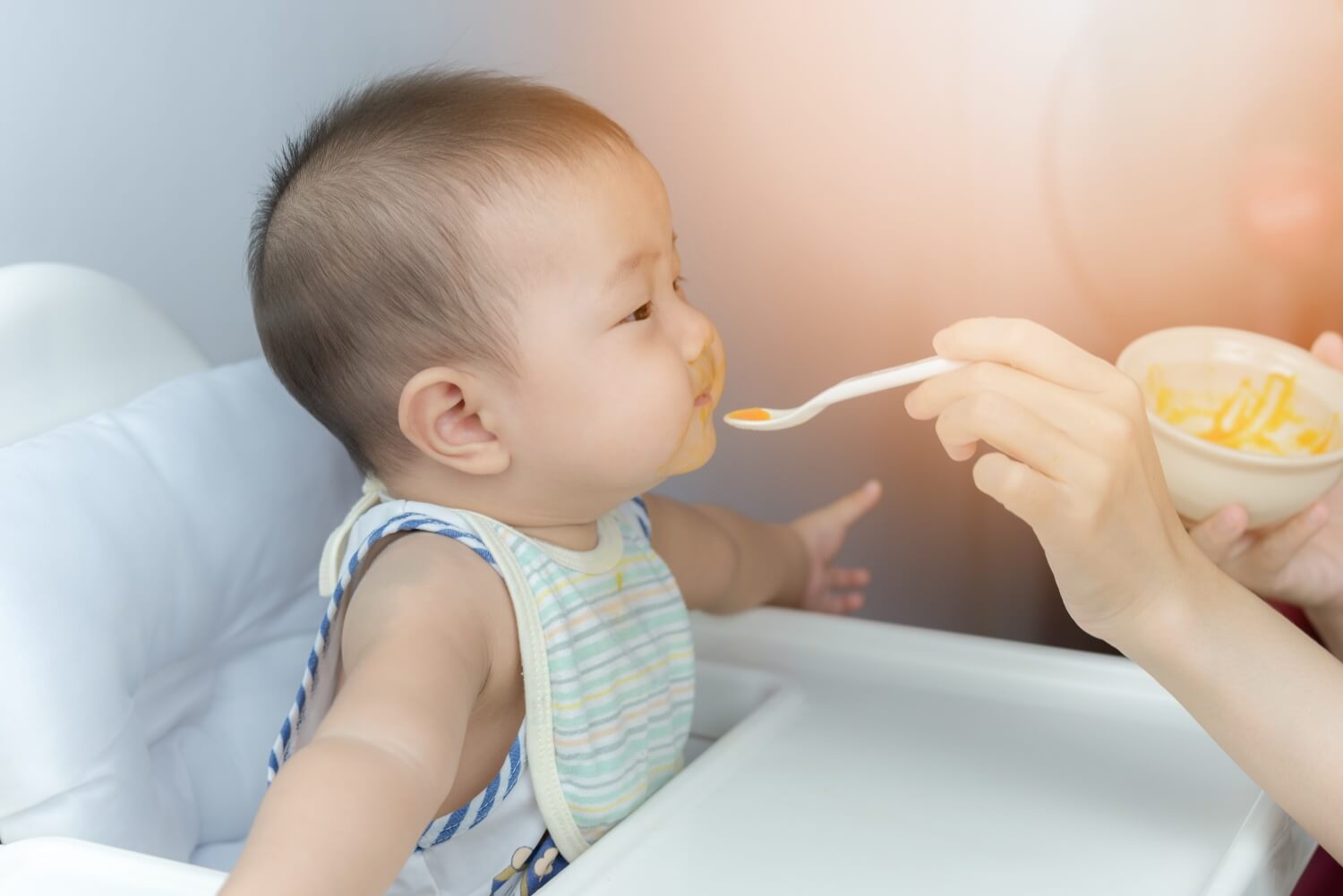 trẻ mấy tháng bắt đầu ăn dặm được