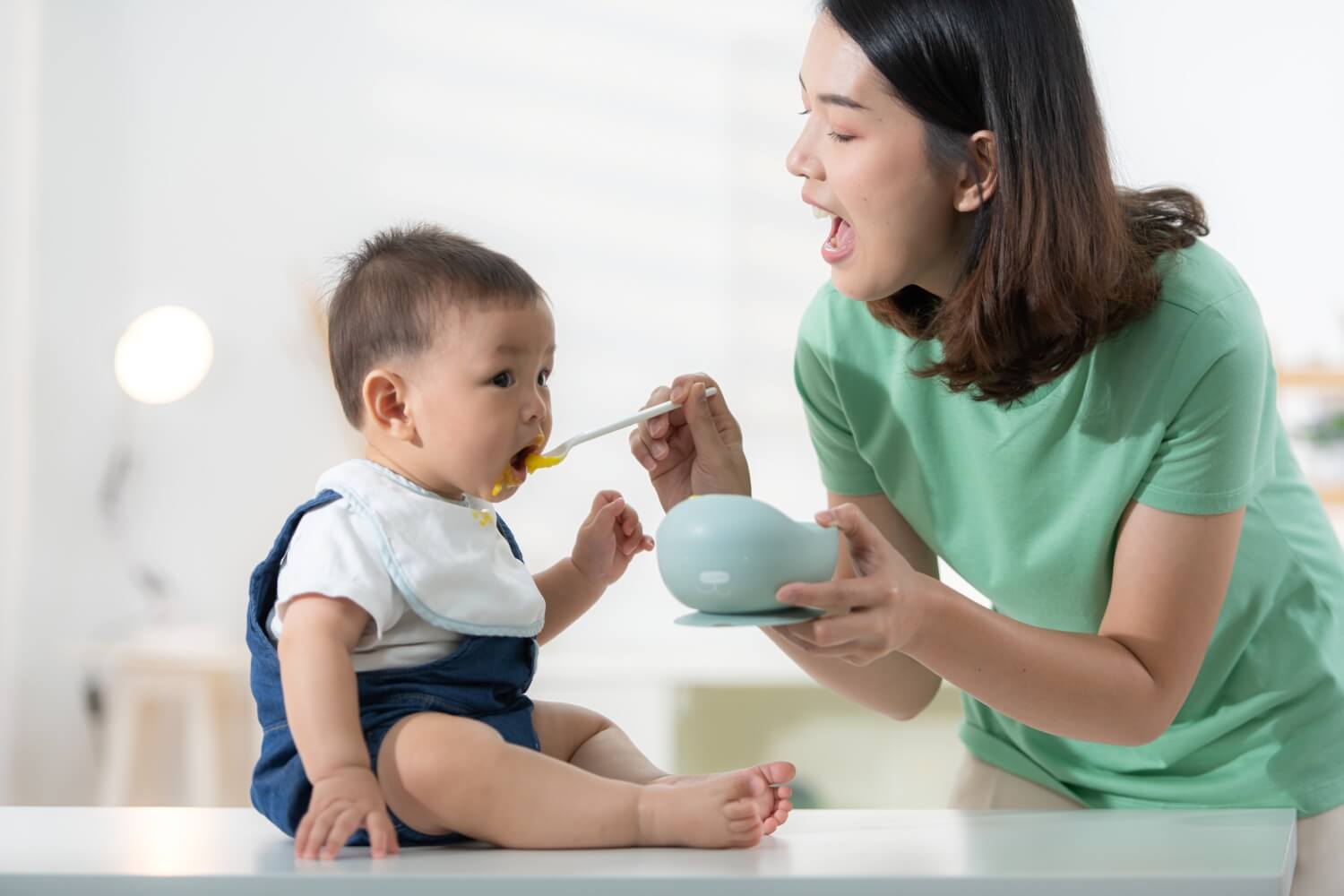 Bé tròn 6 tháng tuổi có thể bắt đầu tập ăn dặm