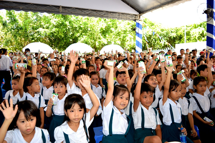 Quỹ sữa Vươn cao Việt Nam và Vinamilk tiếp tục trao tặng gần 130.000 ly sữa cho trẻ em tại Vĩnh Long 10