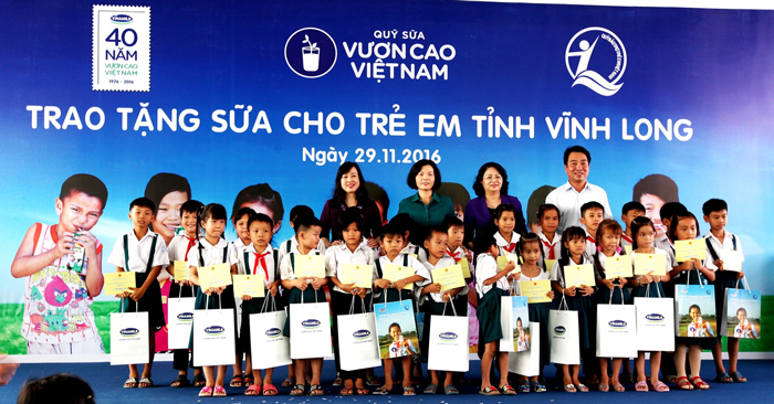 Quỹ sữa Vươn cao Việt Nam và Vinamilk tiếp tục trao tặng gần 130.000 ly sữa cho trẻ em tại Vĩnh Long 2