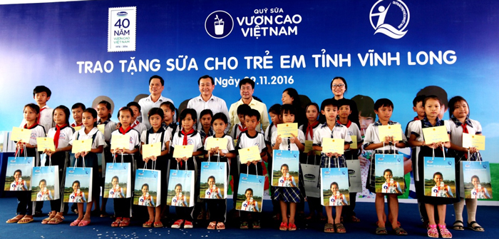 Quỹ sữa Vươn cao Việt Nam và Vinamilk tiếp tục trao tặng gần 130.000 ly sữa cho trẻ em tại Vĩnh Long 3