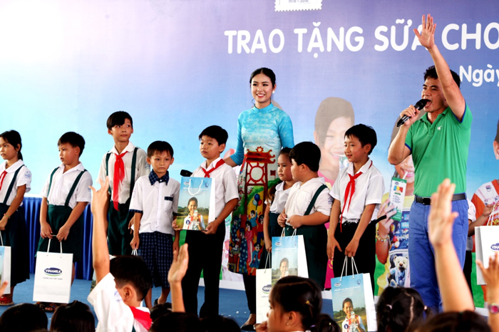 Quỹ sữa Vươn cao Việt Nam và Vinamilk tiếp tục trao tặng gần 130.000 ly sữa cho trẻ em tại Vĩnh Long 6