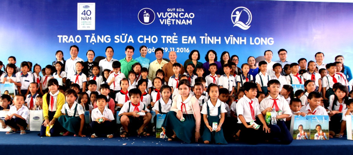 Quỹ sữa Vươn cao Việt Nam và Vinamilk tiếp tục trao tặng gần 130.000 ly sữa cho trẻ em tại Vĩnh Long 9