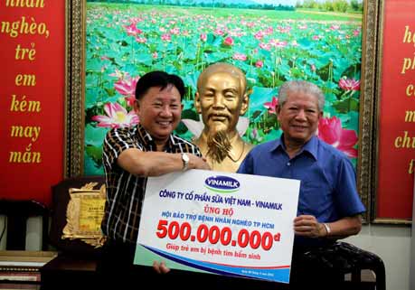Vinamilk ủng hộ nửa tỉ đồng cho trẻ em mổ tim 1