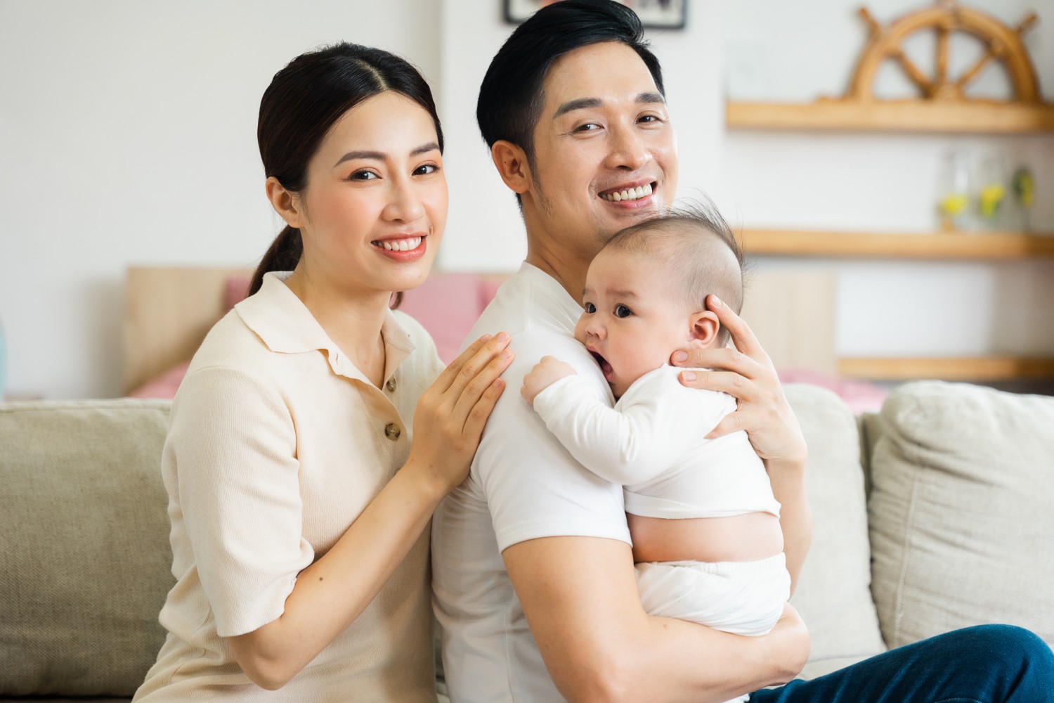 Cha mẹ bế bé sơ sinh