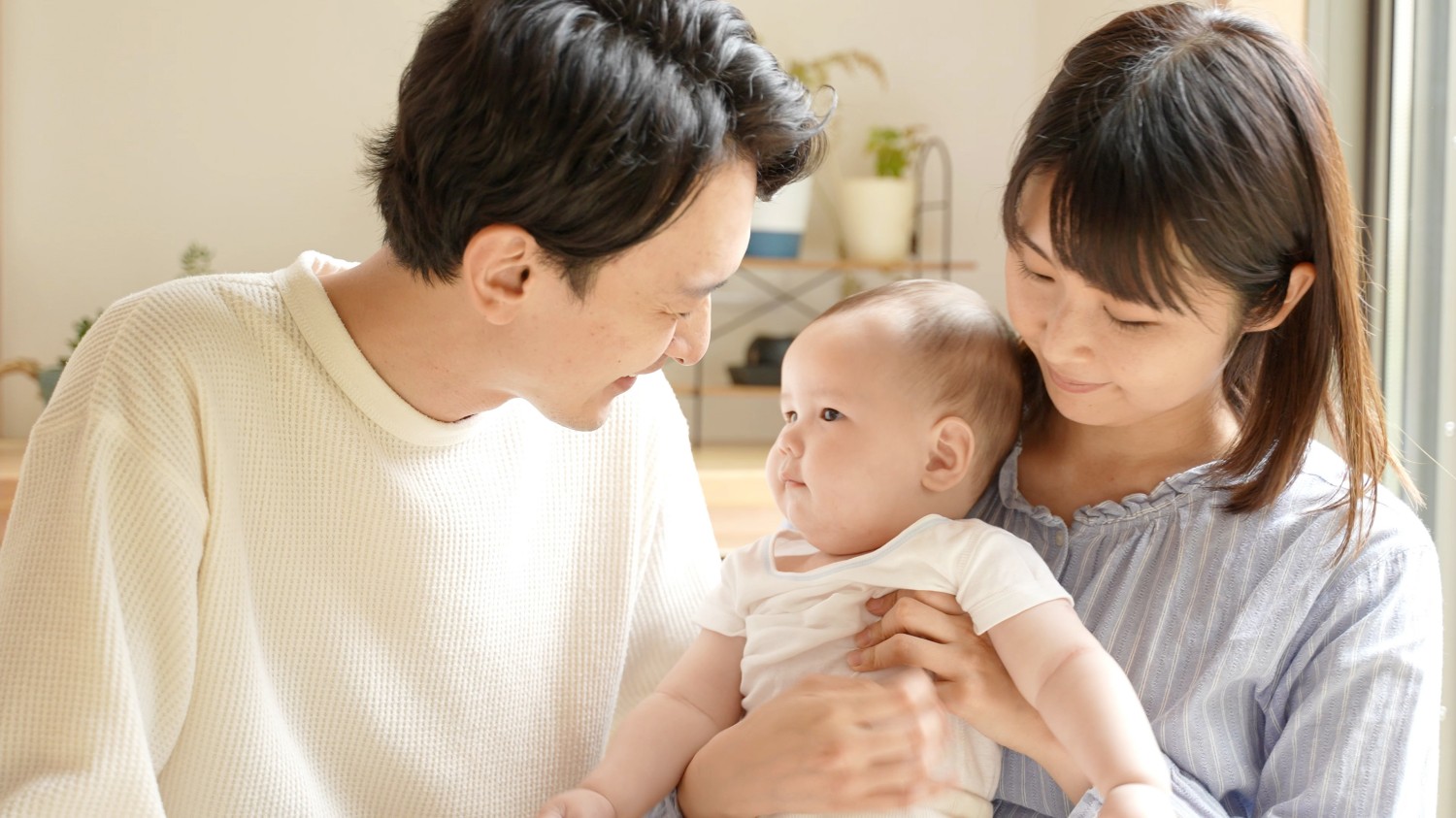 Cha mẹ đang nựng nịu, trò chuyện với bé