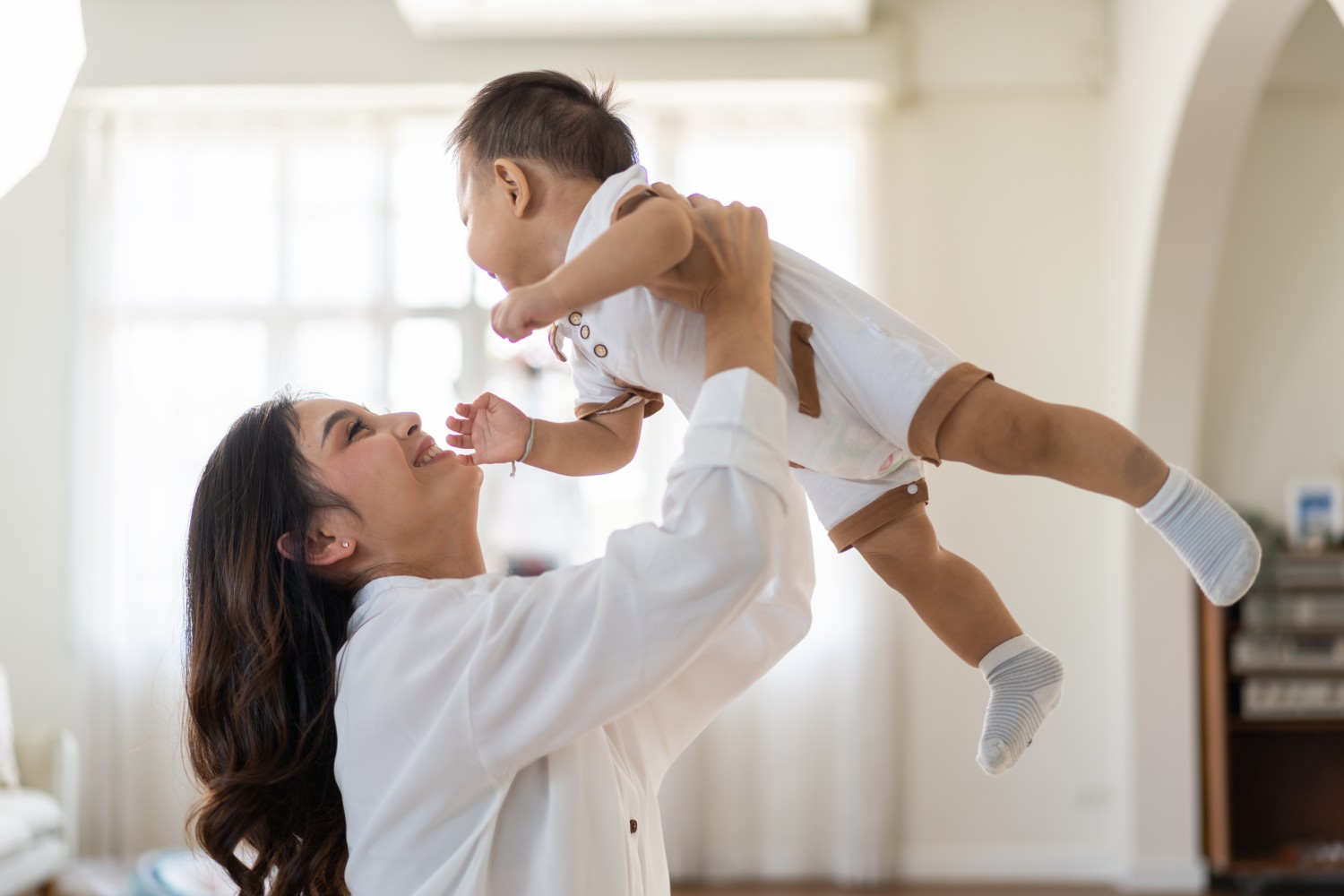 Mẹ và bé vui vẻ chơi đùa cùng nhau