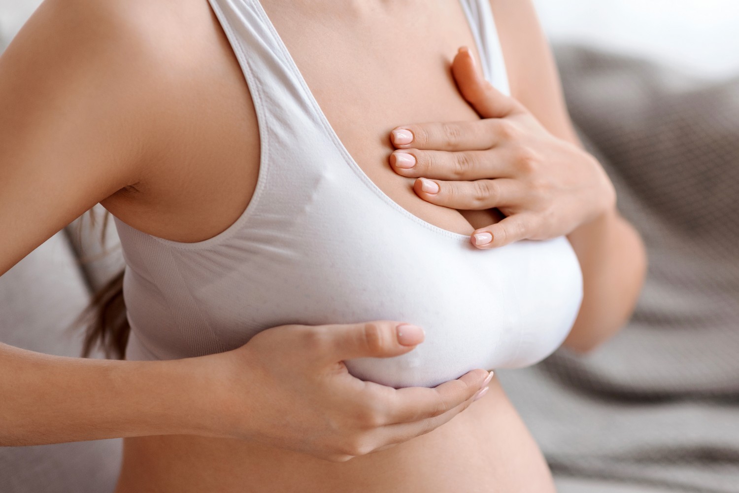 Mẹ không nên nặn ra sữa non