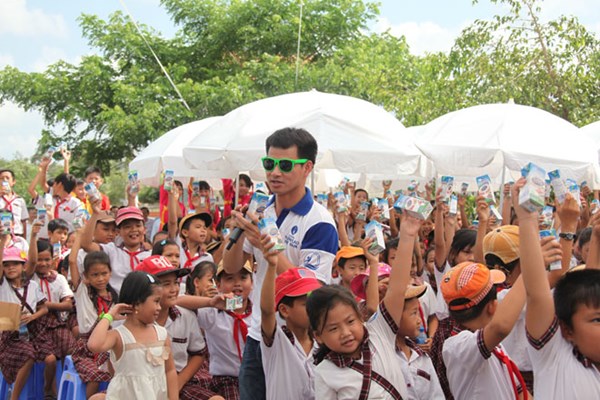 Vinamilk trao gần 77.000 ly sữa của quỹ sữa