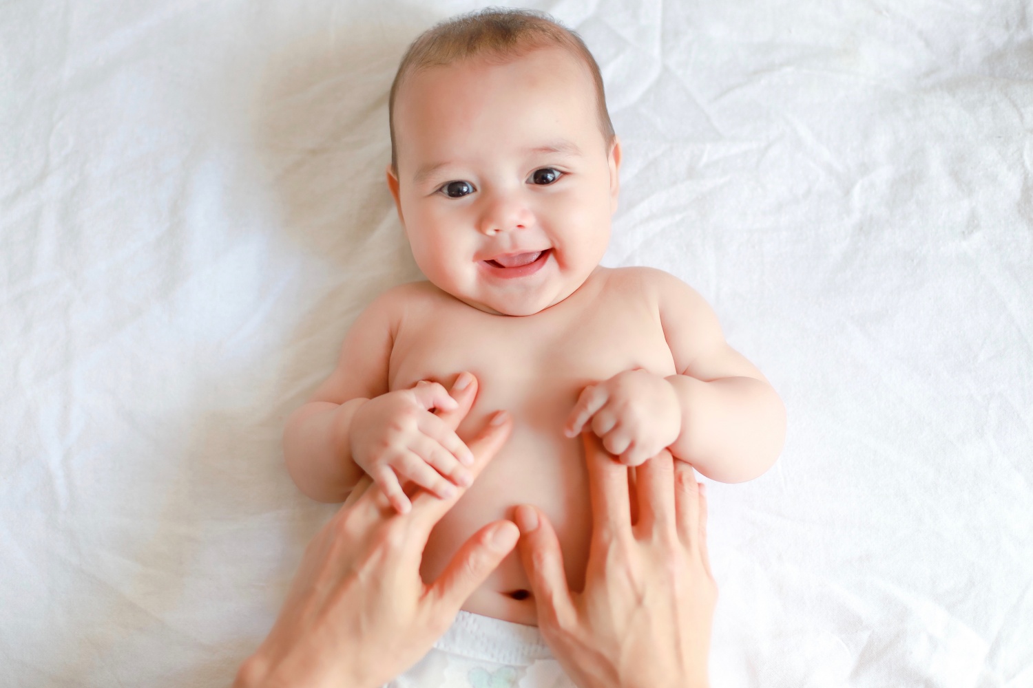 massage bụng cho trẻ bị táo bón