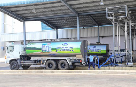 4 thành viên trong gia đình ấn tượng trước hệ thống xe bồn sữa tươi luôn giữ lạnh sữa từ 4-6 độ C. 4 thành viên trong gia đình ấn tượng trước hệ thống xe bồn sữa tươi luôn giữ lạnh sữa từ 4-6 độ C.