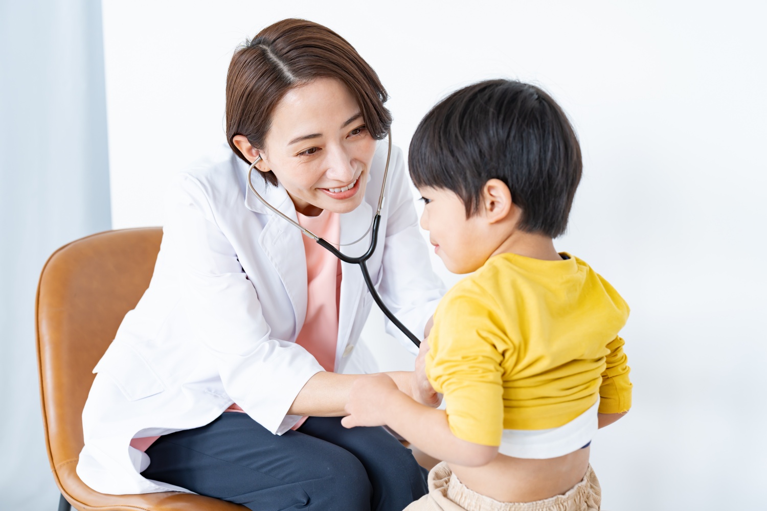 trẻ suy dinh dưỡng nên được bác sĩ kiểm tra