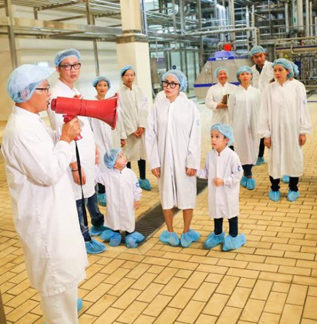 Cả gia đình trong trang phục bảo hộ ghé thăm khu vực công nghệ tiệt trùng hiện đại hàng đầu thế giới của Vinamilk. Cả gia đình trong trang phục bảo hộ ghé thăm khu vực công nghệ tiệt trùng hiện đại hàng đầu thế giới của Vinamilk.