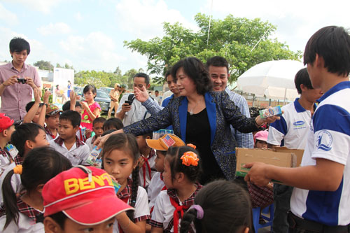 Vinamilk trao gần 77.000 ly sữa của quỹ sữa