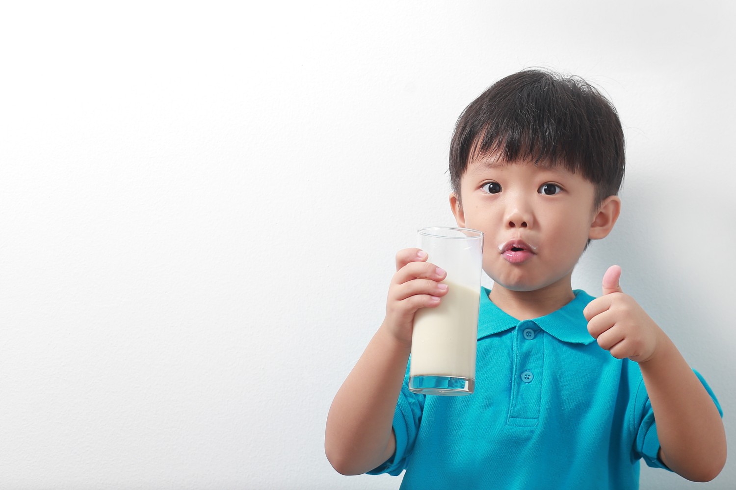 Bé uống sữa hộp pha sẵn