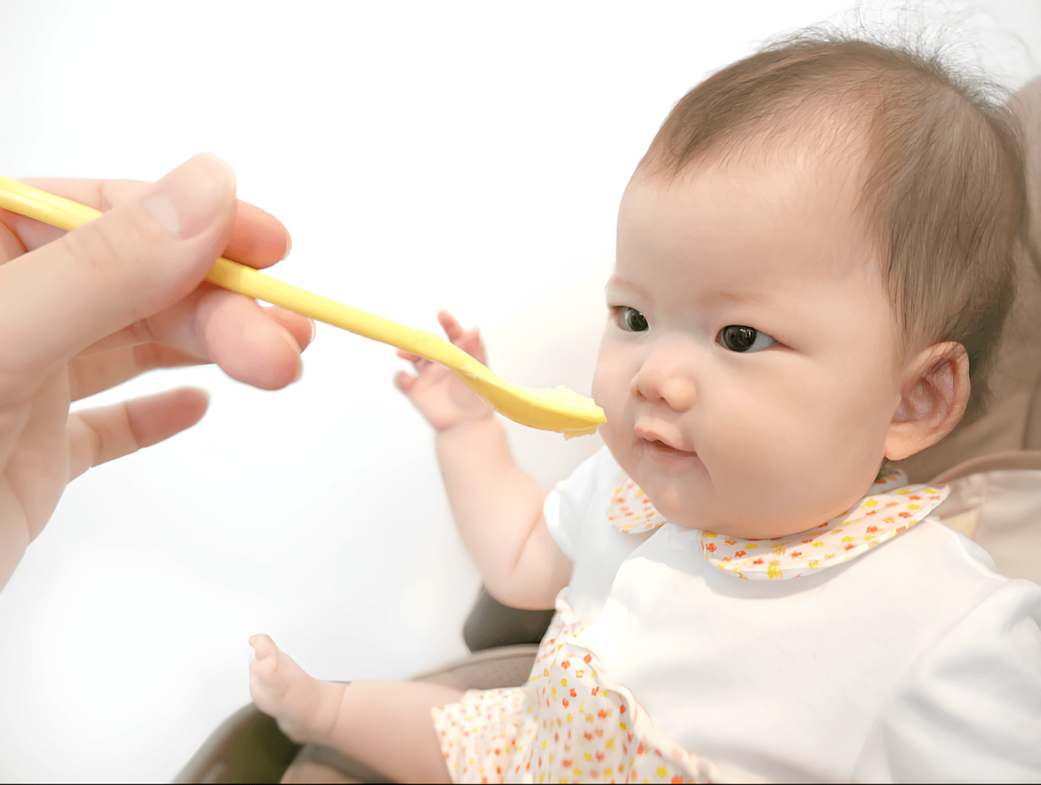 bé 5 tháng ăn dặm có tốt không