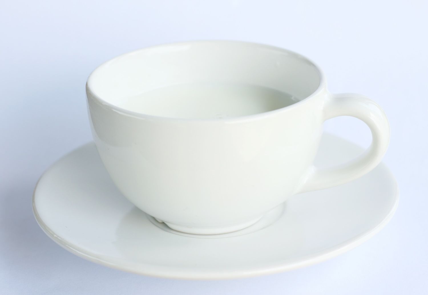 Mẹ nên uống sữa ấm để có nhiều sữa cho con bú​