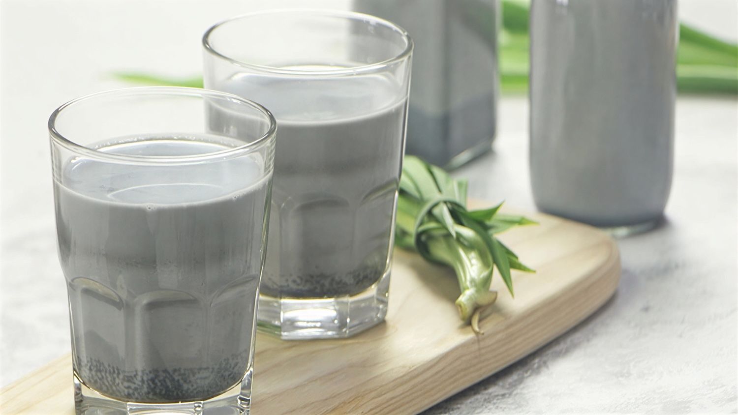 ​​Nước mè đen hỗ trợ mẹ nhiều sữa​