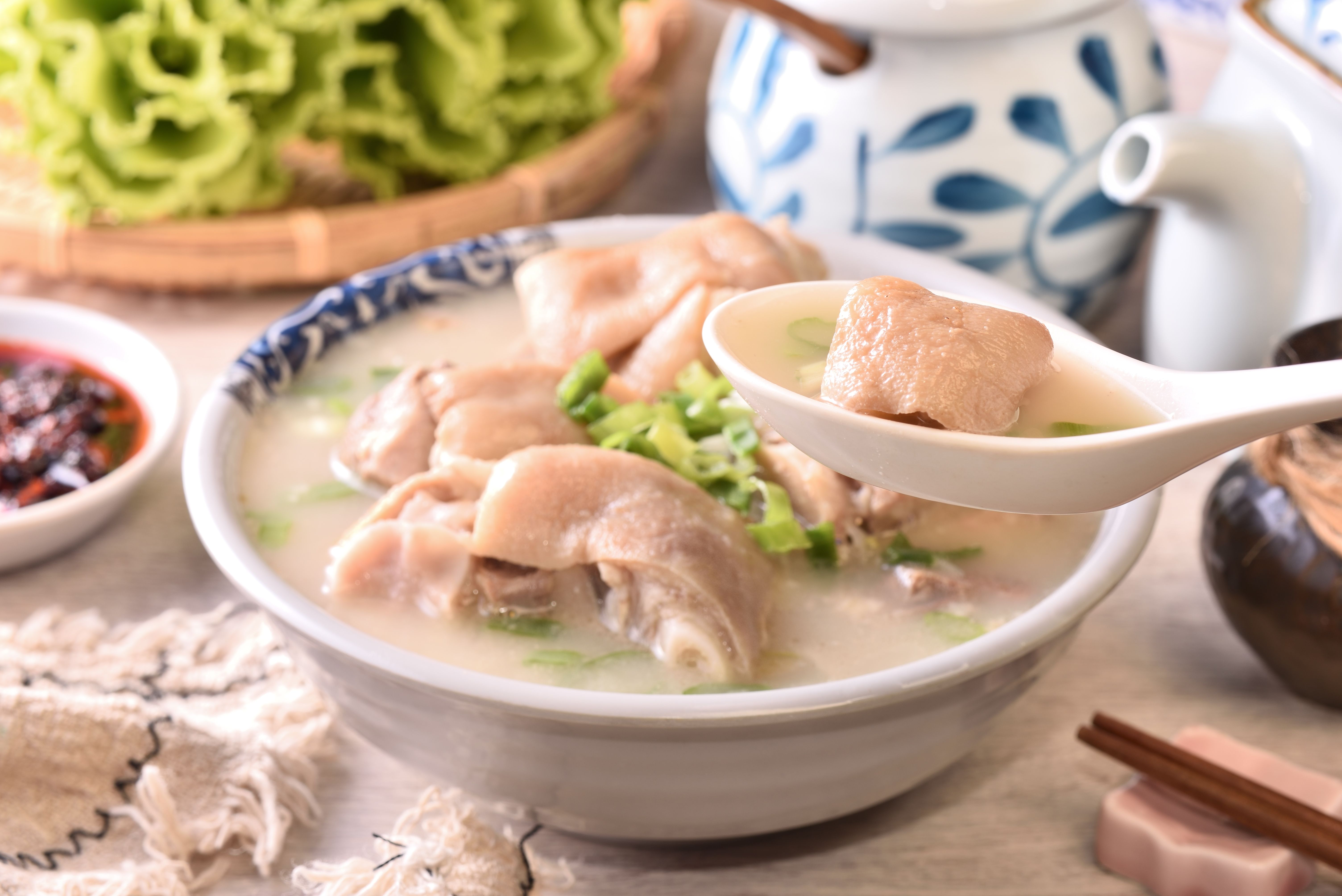 ​​ăn canh giò heo để sữa mẹ về nhiều​