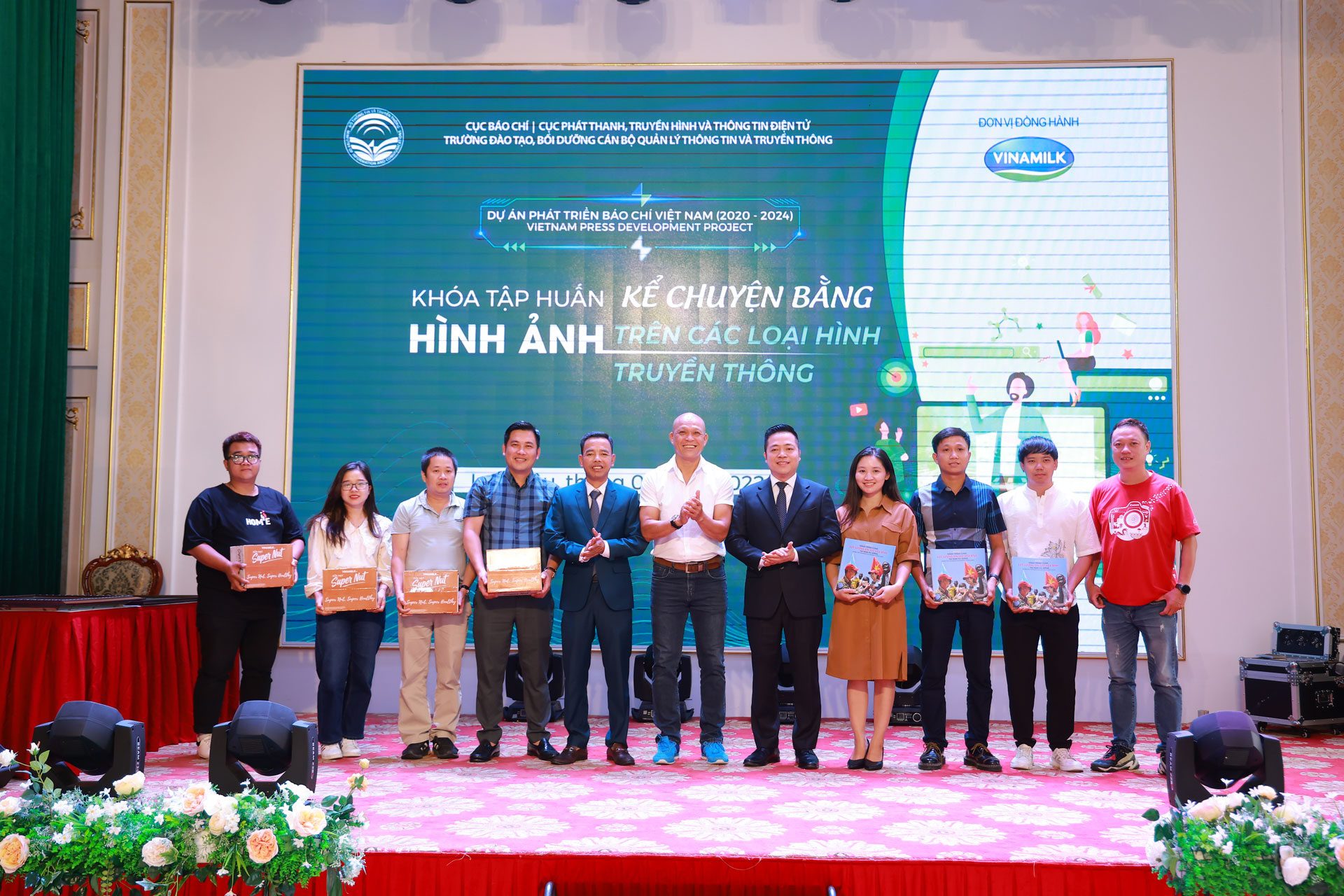 Thông cáo báo chí Dự án “Phát triển Báo chí Việt nam” tổ chức hoạt động tập huấn và tặng quà cho trẻ em khó khăn tại Lai Châu 7