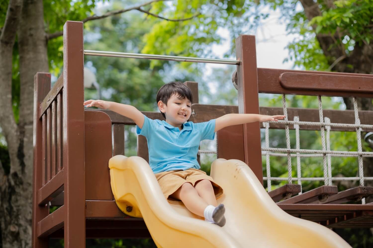 hoạt động thể chất giúp bé tăng hấp thu canxi