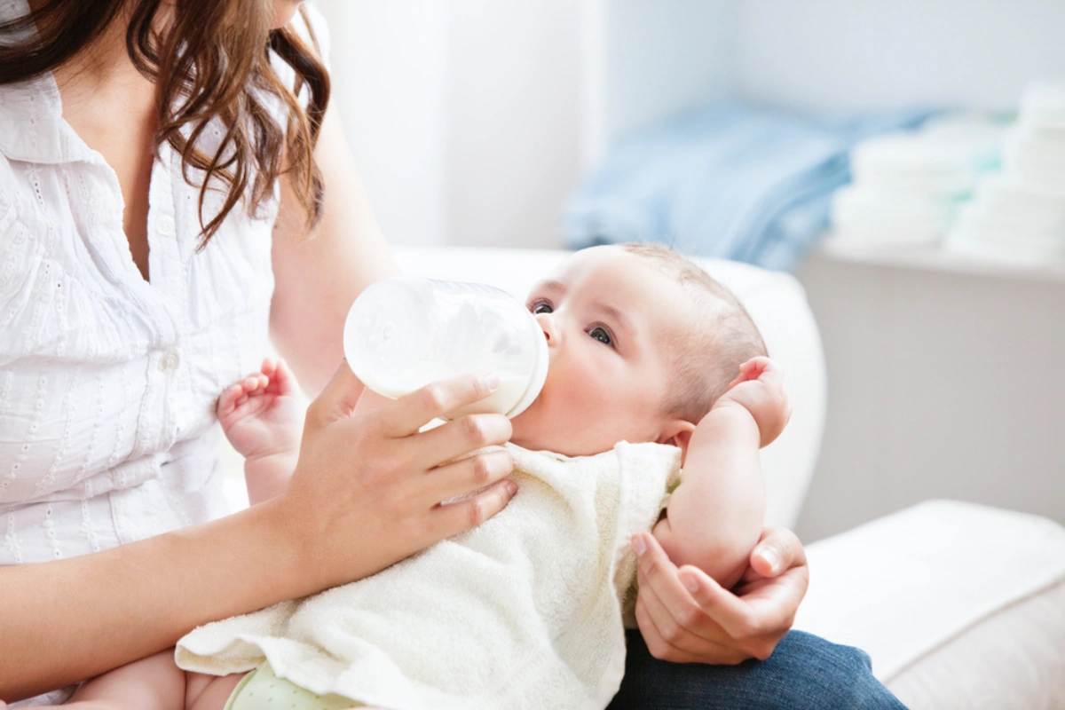 Mẹ cho bé bú sữa bình