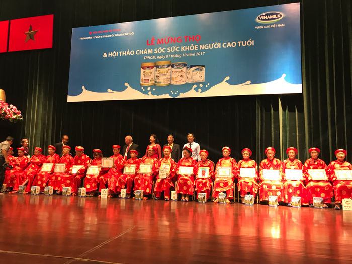 Vinamilk  đồng hành tổ chức lễ mừng thọ & chăm sóc sức khoẻ người cao tuổi 1