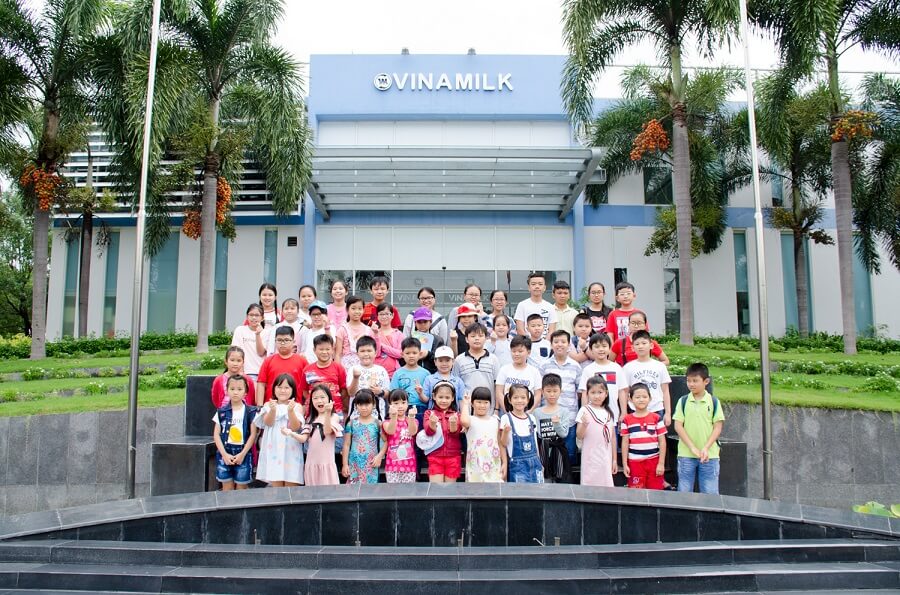 Vinamilk tổ chức cho con của nhân viên tham quan siêu nhà máy sữa 12