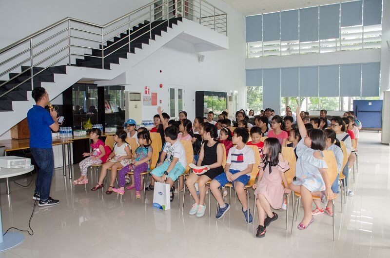 Vinamilk tổ chức cho con của nhân viên tham quan siêu nhà máy sữa 11