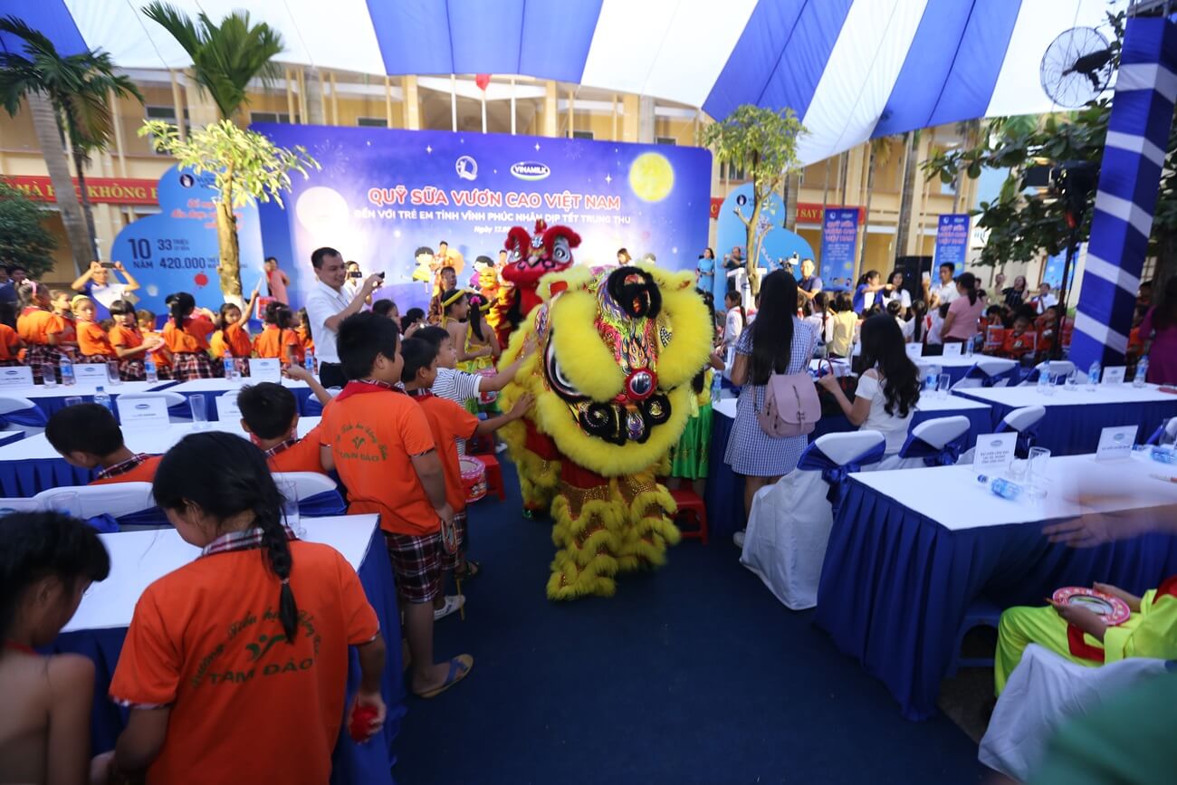 Quỹ sữa vươn cao Việt Nam và Vinamilk  đem niềm vui ngày tết trung thu đến cho trẻ em tỉnh Vĩnh Phúc 11