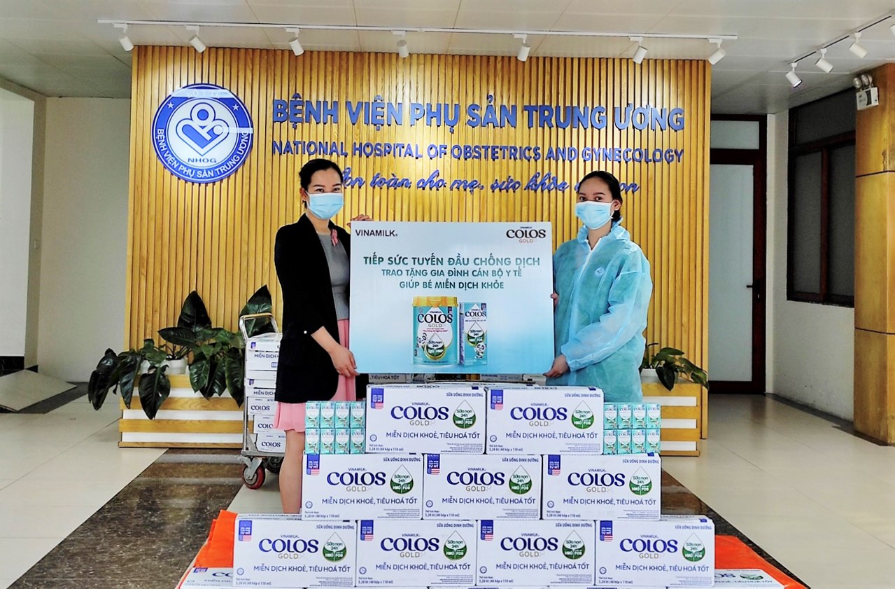50.000 sản phẩm dinh dưỡng được Vinamilk ColosGold trao tặng cho con em y bác sĩ tuyến đầu. 2