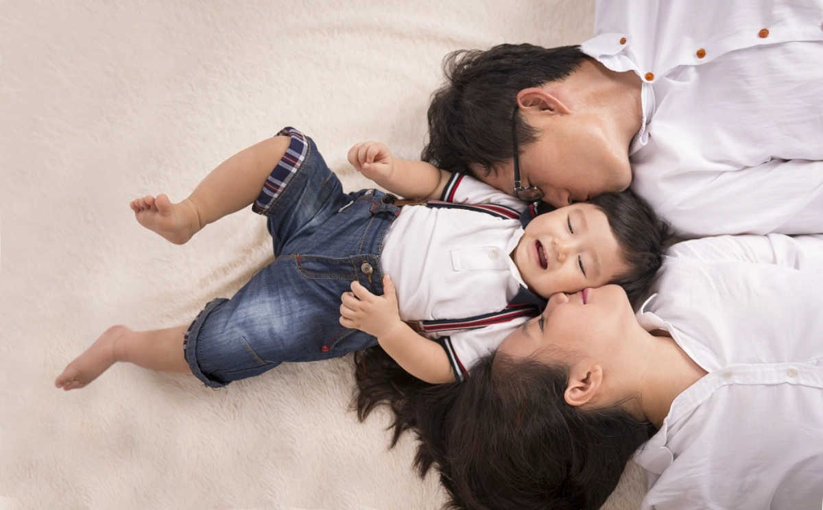 Gia đình ba me và bé trai