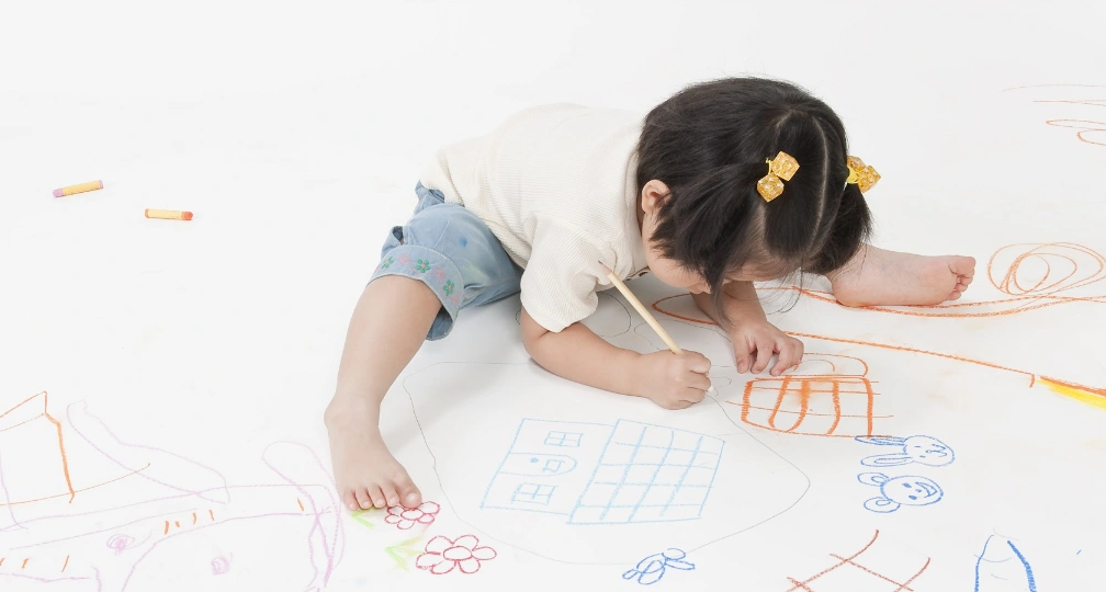 Bé gái đang vẽ