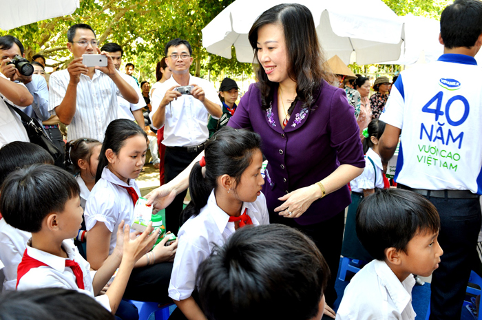 Quỹ sữa Vươn cao Việt Nam và Vinamilk tiếp tục trao tặng gần 130.000 ly sữa cho trẻ em tại Vĩnh Long 7