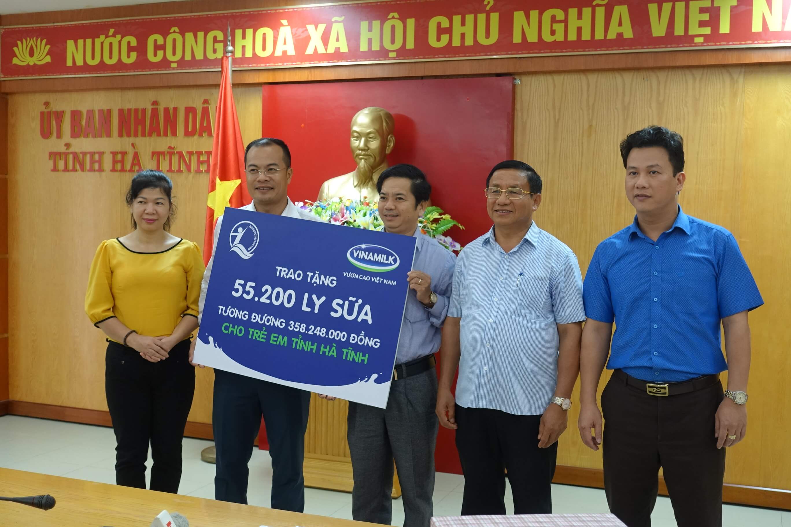 Vinamilk đem sữa đến với trẻ em vùng lũ tại Hà Tĩnh và Quảng Bình 2