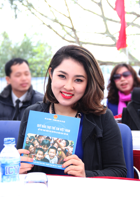 Xuân Bắc tặng sữa cho trẻ em đảo Cô Tô 9