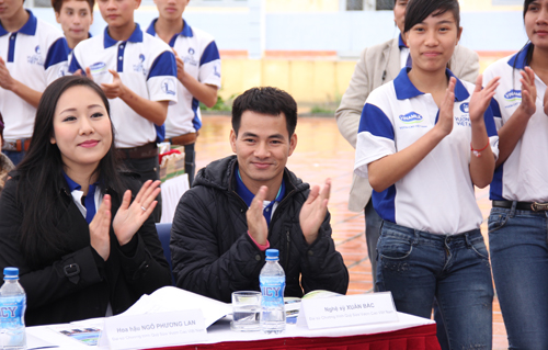 Xuân Bắc tặng sữa cho trẻ em đảo Cô Tô 1