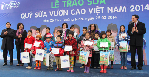 Tặng sữa cho 500 học sinh nghèo huyện đảo Cô Tô 1
