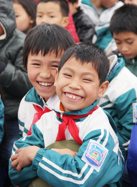 Tặng sữa cho 500 học sinh nghèo huyện đảo Cô Tô 3