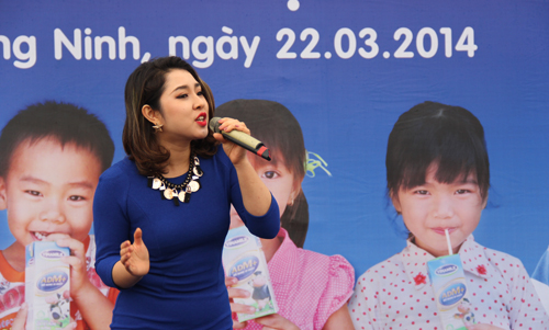 Xuân Bắc tặng sữa cho trẻ em đảo Cô Tô 10