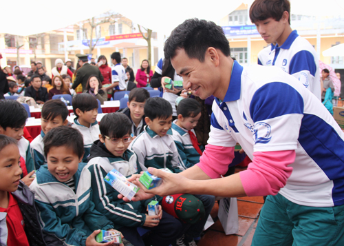 Xuân Bắc tặng sữa cho trẻ em đảo Cô Tô 3