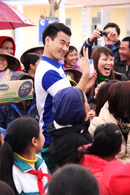 Xuân Bắc tặng sữa cho trẻ em đảo Cô Tô 2