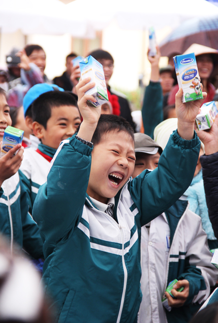 Xuân Bắc tặng sữa cho trẻ em đảo Cô Tô 7