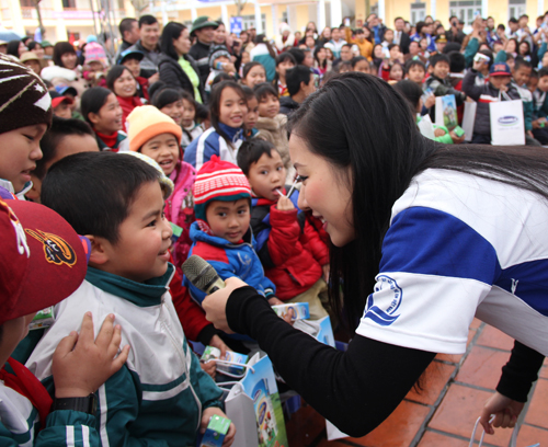 Xuân Bắc tặng sữa cho trẻ em đảo Cô Tô 5