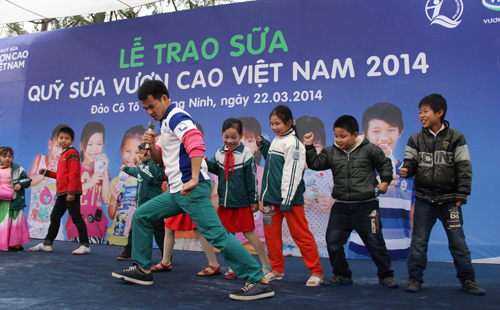 Xuân Bắc tặng sữa cho trẻ em đảo Cô Tô 6